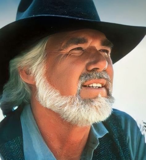 Kenny Rogers, Celebrity Fashion Trends, Beard Trimming, Country Singers, Kinds Of Music, Celebrity Fashion, American Singers, When He, Singer Songwriter