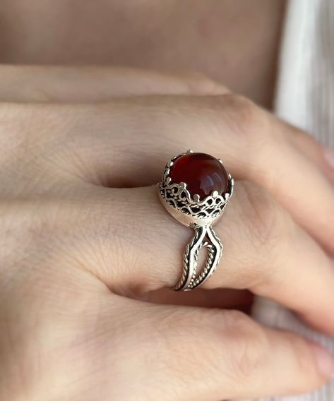 Add a touch of elegance to your everyday look with FiligranUSA's stunning 925 Sterling Silver Filigree Cocktail Ring 💍✨. This chic and minimal piece, adorned with a radiant Carnelian gemstone, is the perfect accessory to any outfit. Whether it's a gift for someone special or a treat for yourself, our meticulously crafted ring comes in sizes 5-12.5 and arrives in a beautiful gift box. Ready to upgrade your jewelry collection? Click the link for more details and to make this timeless beauty you... Stone Rings Women, Rings Women Silver, Silver Cocktail, Rings Women, Black Onyx Ring, Sterling Silver Filigree, Fancy Jewelry, Bridal Gold Jewellery, Onyx Ring