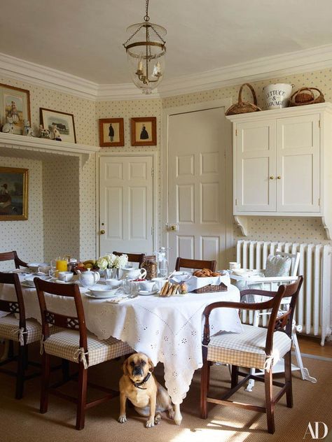 Keltainen talo rannalla Pantry Table, English Estate, Cottage Dining Rooms, English Interior, Casa Country, English Country Style, Country Cottage Decor, Cottage Interiors, English Country House