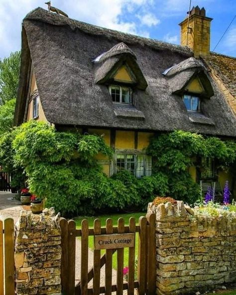 German Cottage, Cottage Names, English Country Cottages, Cute Cottages, German Houses, Cottage Exterior, Gorgeous Houses, Beautiful Cottages, Thatched Cottage