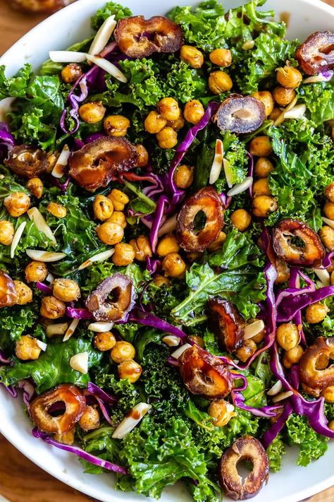 This Sweet Kale Salad is made with dates for a natural sweetness and is so good! The balsamic onion dressing is warming and simple to make. Kale Date Salad, Simple Fall Salad, Pregnancy Salad Recipes, Dates Salad, Easy Green Salad Recipes, Chef Bai, Salad With Dates, Warm Kale Salad, Lunch Board