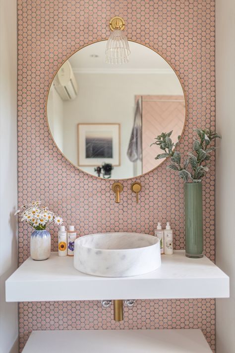 Design Interior Baie, Feminine Bathroom, Pink Accent Walls, Downstairs Toilet, Bad Inspiration, Decor Baie, Girls Bathroom, Bad Design, Pink Bathroom