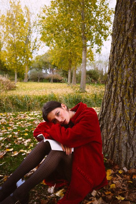 Red Senior Pictures Outfit, Autumn Pic Ideas, Fall Professional Photoshoot, Fall Outdoor Photoshoot Ideas, Fall Inspo Photoshoot, Autumn Photography Aesthetic, Cozy Fall Photoshoot, Dark Fall Photoshoot, Fall Photoshoot Aesthetic