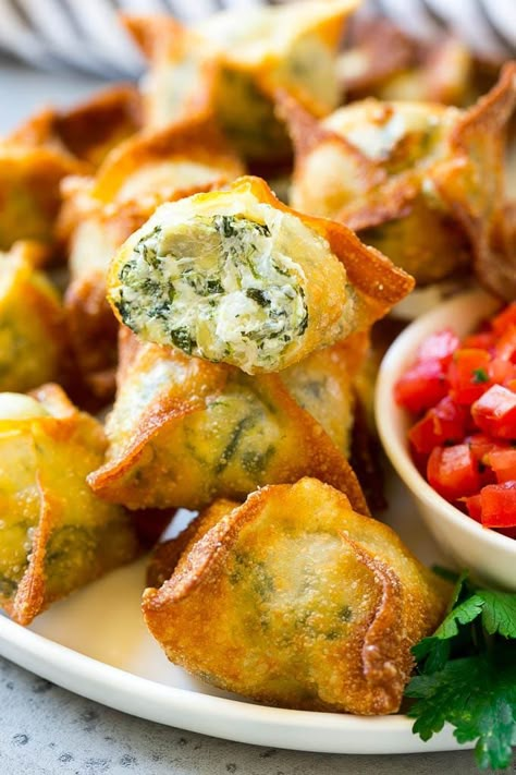 Spinach artichoke wontons with homemade spinach artichoke dip stuffed into wonton wrappers and fried. Bite Size Appetizers Easy, Healthy Superbowl Appetizers, Wonton Recipes, Superbowl Appetizers, Bite Size Appetizers, Wonton Wrappers, Superbowl Party Food, Wontons, Appetizer Bites