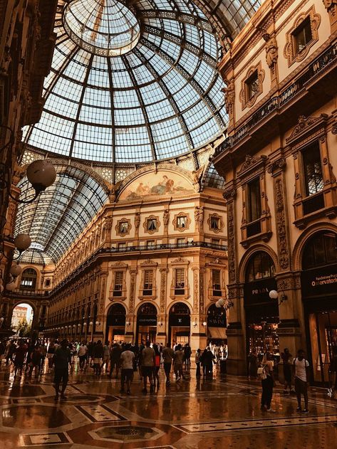 Milan Shopping, Milan City, Rome Attractions, Milan Cathedral, Italy Aesthetic, Milan Italy, Vacation Destinations, Weekend Getaways, Tourist Attraction