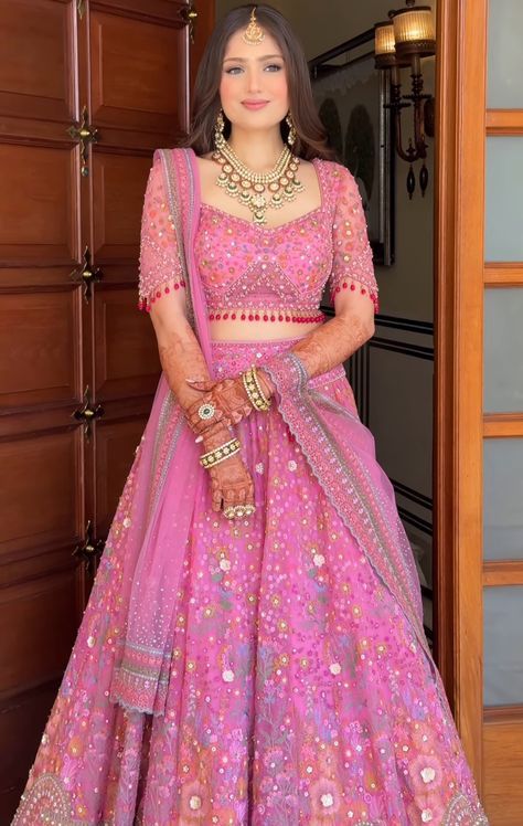 Trendy Lengha Designs, Reception Lehenga Bridal Indian, Clothing Styles Ideas, Clothes Style Ideas, Engagement Looks For Indian Bride, Barbie Lehenga, Birth Calendar, Clothes Outfits Ideas, Lehengas For Wedding