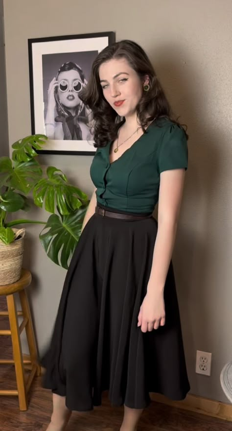 Cute Modern Outfits For Women, Simple 50s Outfit, Vintage Everyday Outfits, Modern 40s Style Outfits, 50s Office Fashion, Librarian Style Aesthetic, 1970s Skirt Outfit, Nerdy Chic Outfits, Academic Fashion Woman