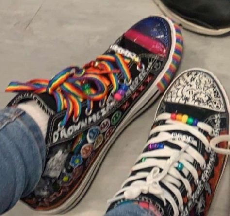 Doodle Shoes, Diy Converse, Converse Design, Grunge Shoes, Diy Kandi Bracelets, Custom Sneakers Diy, Silly Clothes, Custom Shoes Diy, Meme Meme