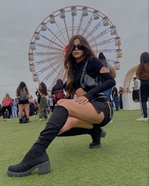 Black Bodysuit Festival Posing Ideas, Coachella Pose Ideas, Music Festival Photoshoot, Music Fest Outfit Ideas, Rave Pose Ideas, Rave Poses Instagram, Festival Poses Ideas, Coachella Poses, Freaknik Outfit Ideas