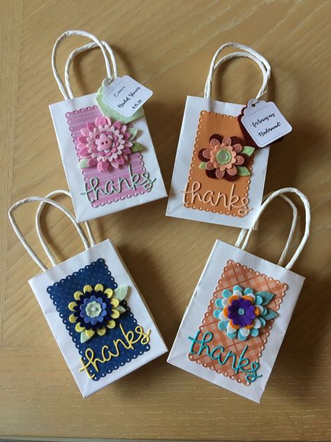 Paper Bag Decoration, Homemade Gift Bags, Paper Bag Design, Decorated Gift Bags, Gift Bags Diy, Wedding Favor, Wedding Favor Bags, Paper Gift Bags, Paper Crafts Diy Kids