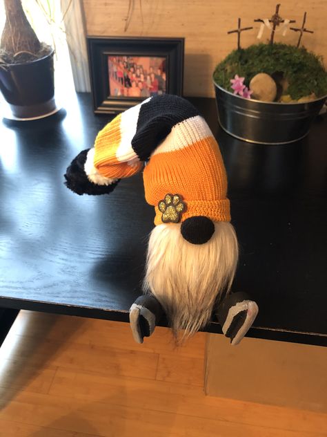 DIY hockey Gnome Ice Hockey, Diy Projects, Crochet Hats, Hockey Sock Crafts, Hockey Gnome, Hockey Socks, Sock Crafts, Knitted Hats, Hockey