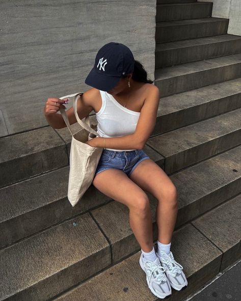 Nyx Hat Outfit, Cap Outfits For Women Summer, Ny Yankees Hat Outfit, Yankee Hat Outfits Women, Ny Cap Outfit, Dad Hat Outfits Women, Yankees Cap Outfit, Black Cap Outfit, Cap Outfit Summer