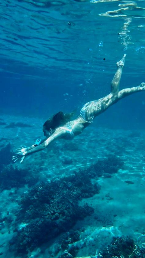 Pretty Underwater Pictures, Under Water Pictures, Underwater Pics, Swimming Underwater, Underwater Photography Women, Aesthetic Underwater Photos, Underwater Aethstetic, Underwater Vacation Photos, Ocean Aesthetic Underwater