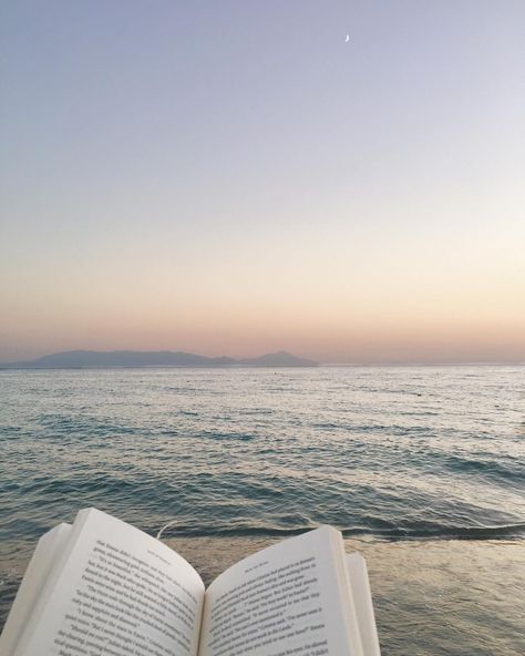 ophelia | berlin on Instagram: “the ocean, the moon and a book is all I need to be happy 🌊✨ currently reading los and I missed my babies so much and it feels so good to be…” Nature, June Manifestation, Be Happy Aesthetic, Reading At Beach, Book On Beach, Book And Beach, Book At The Beach, Reading On The Beach, Parejas Goals Tumblr