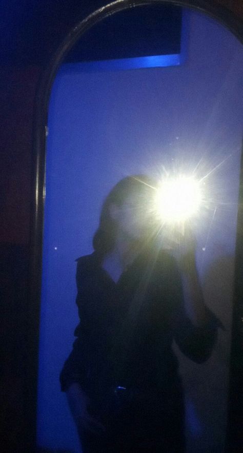 Flash mirror Selfie Flash Mirror Selfie Aesthetic, Mirror Flash Selfie, Flash Selfie Ideas, Dark Mirror Selfie, Flash Mirror Selfie, Mirror Selfie With Flash, Sketchbook Prompts, Face Mirror, Friendship Photoshoot