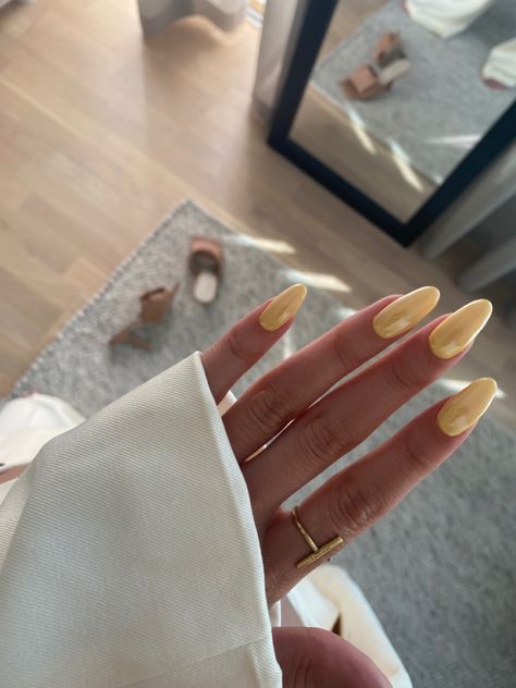 Soft yellow chrome Pearl Yellow Nails, Pastel Yellow Nails With Chrome, Lemon Chrome Nails, Pastel Yellow Almond Nails, Yellow Chrome Almond Nails, Yellow Chrome French Tip Nails, Pale Yellow Chrome Nails, Light Yellow Chrome Nails, Yellow Pearl Nails