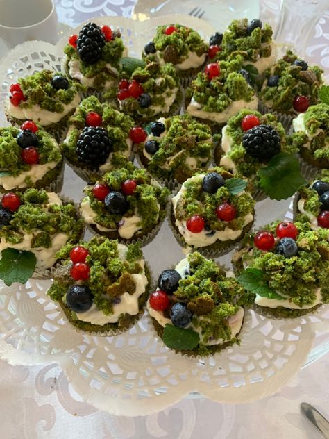 Enchanted Forest Party Snacks, Woodland Baking Ideas, Mushroom And Moss Cupcakes, Enchanted Forest Themed Desserts, Fantasy Themed Desserts, Moss Cupcakes Woodland Party, Woodland Party Cupcakes, Mother Nature Birthday Party, Forest Theme Dessert Table