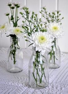 traditional-school-milk-bottle-flower-vase Milk Bottle Centerpiece, Milk Bottle Flowers, Old Milk Bottles, Milk Bottle Vases, Vases Ideas, Chic Birthday Party, Shabby Chic Birthday, Vintage Milk Bottles, Brunch Decor