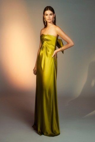 Alberta Ferretti Limited Edition Haute Couture Automne-Hiver 2019-2020 - Défilés | Vogue Paris Chartreuse Wedding, Chartreuse Dress, Runway Gowns, 2019 Couture, Guest Attire, Wedding Attire Guest, Maxi Dress Formal, Italian Fashion Designers, Alberta Ferretti