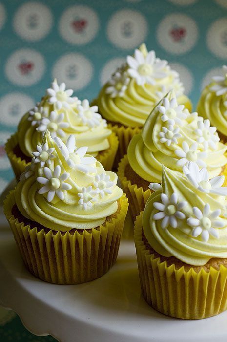 Lemon Spring Cupcakes with flower toppers Daisy Cupcakes, Spring Cupcakes, Pretty Cupcakes, Individual Cakes, Creative Cupcakes, Easter Baking, Beautiful Cupcakes, Cupcake Designs, Easter Cupcakes