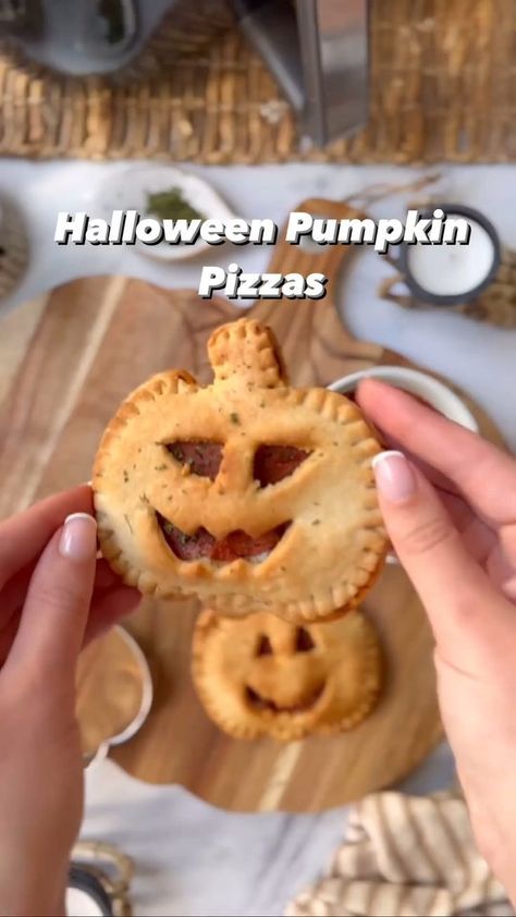 Cut Pumpkin, Pumpkin Shapes, Pumpkin Pizza, Vegan Pepperoni, Halloween Food Dinner, Halloween Food Appetizers, Spooky Snacks, Spooky Food, Halloween Party Snacks