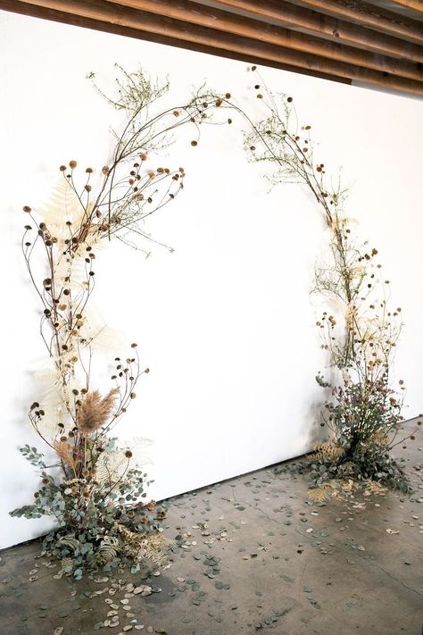 Wedding Trends For 2025, Wedding Flower Trends, Wedding Ceremony Ideas, Dried Flowers Wedding, Wedding Backdrop Decorations, Wedding Arbour, Rustic Wedding Flowers, Wedding Wall, Ceremony Arch