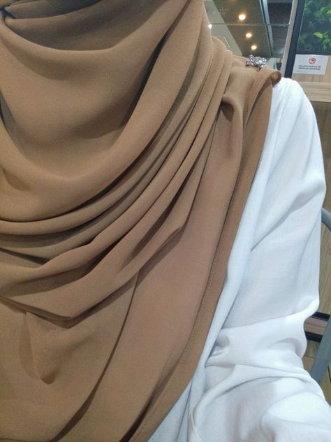 khaki
brown 
ootd
aesthetic Khaki Aesthetic, Ootd Hijab Simple, Foto Cewek Hijab Aesthetic, New Hijab, Ootd Poses, Hijab Simple, Muslimah Outfit, Hijabi Outfit, Simple Hijab