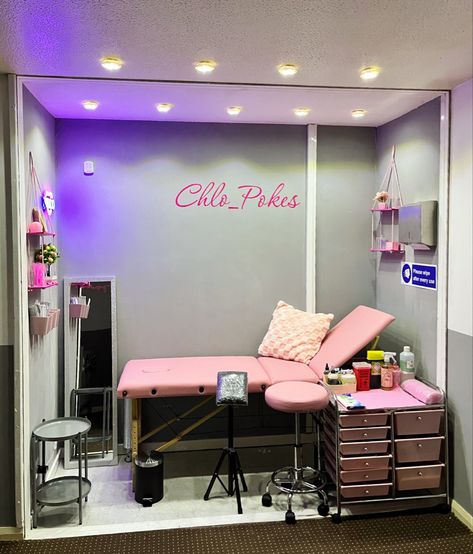 Pink tattoo area Basement Tattoo Studio, Diy Tattoo Shop Decor, Tattoo Salon Design Ideas, Diy Tattoo Studio, Esthetician At Home, Mobile Tattoo Studio, Tattoo Shop Business Plan, Tattoo Artist Setup, In Home Tattoo Studio