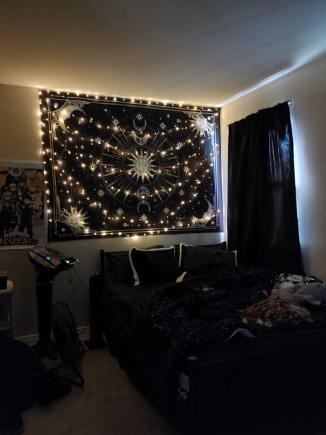 Goth Tapestry Bedroom, Gothic Tapestry Bedroom, Black Tapestry Bedroom, Utah Bedroom, Bedroom Vibes, Room Tapestry, Teen Girl Room, Tapestry Bedroom