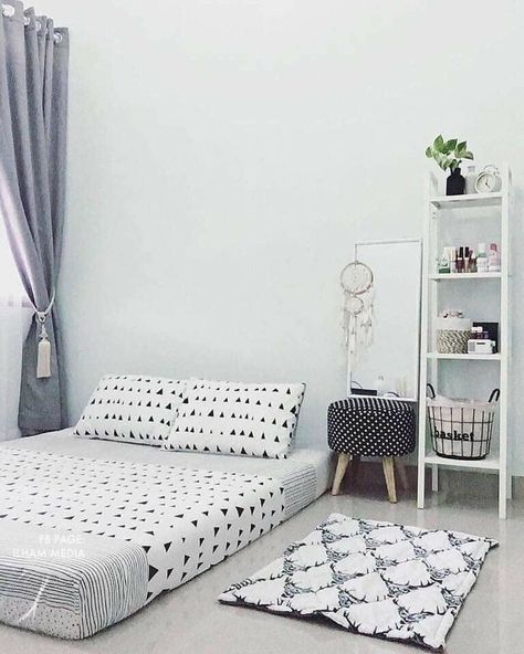 Small Room Makeover, Easy Room Decor, Minimalist Bedroom Design, Dorm Room Inspiration, Small Bedroom Decor, Bedroom Decor Design, Small Room Design, Minimalist Room, White Room