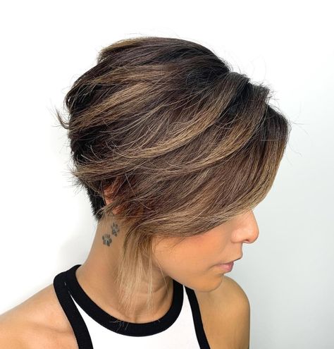 Stacked Wedge Hairstyle with Ash Brown Highlights Reptile Nails, Short Stacked Wedge Haircut, Short Wedge Hairstyles, Feminine Short Hair, Short Wedge Haircut, Wedge Haircuts, Haircuts For Women 2023, Wedge Haircut, Nails Neon