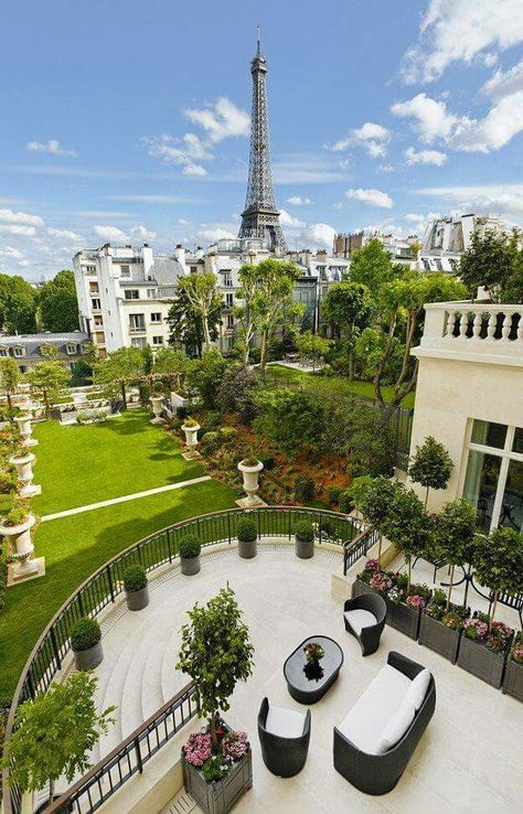 Bon, oui? Le Bristol Paris, Shangri La Paris, Torre Eiffel Paris, Paris Review, Eiffel Tower In Paris, Tower In Paris, Shangri La Hotel, Beautiful Paris, Luxury Destinations