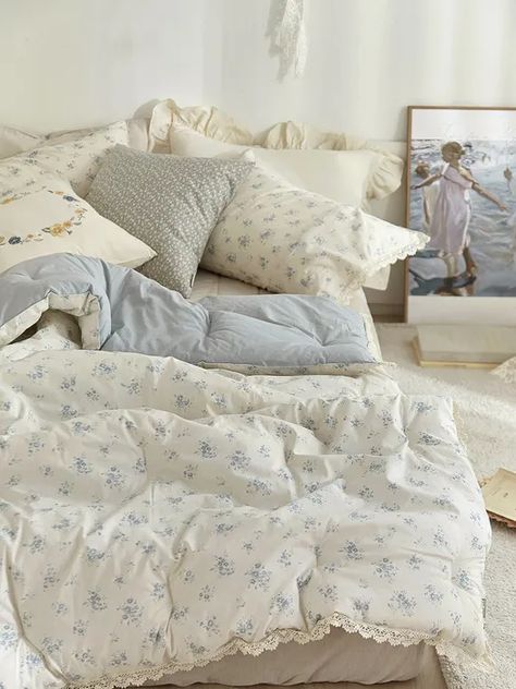 Flower Comforter, Blue Floral Design, Cozy Room Decor, Mattress Pads, Dream Room Inspiration, Room Makeover Inspiration, Mattress Covers, Cozy Room, Farmhouse Chic