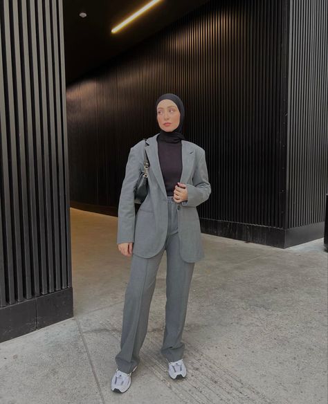 Hijab Outfit For Work, Formal Suits For Women Hijab, Hijabi Formal Outfits, Modest Work Outfits, Hijabi Fashion Summer, How To Wear Blazers, Female Clothes Outfits, Estilo Hijab, Blazer Outfits Casual