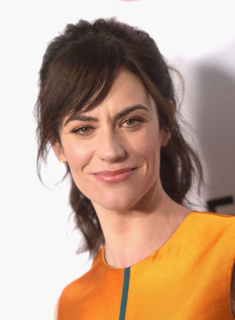 Maggie Siff Wendy Rhodes Hair, Wendy Billions Hair, Bobby Axelrod, Maggie Siff, Orange Bodysuit, Loose Ponytail, Side Swept Bangs, Charlie Hunnam, Emmy Awards