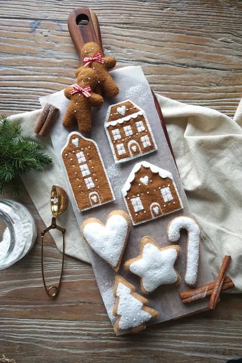 Set of 3 Christmas Felt Ornaments Gingerbread House /christmas - Etsy Christmas Felt Tree Decorations, Handmade Christmas Toys For Tree, Felt Bells Christmas, Felt Christmas Toys, Felt Cookie Ornaments, Felt Christmas Projects, Christmas Felt Ideas, Felt Xmas Decorations, European Christmas Decor