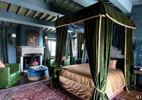 Velvet Room, Luxury Bedroom Design, Outdoor Furniture Design, Bed Curtains, Inviting Home, Canopy Bed, Bedroom Green, Umbria, Raised Beds