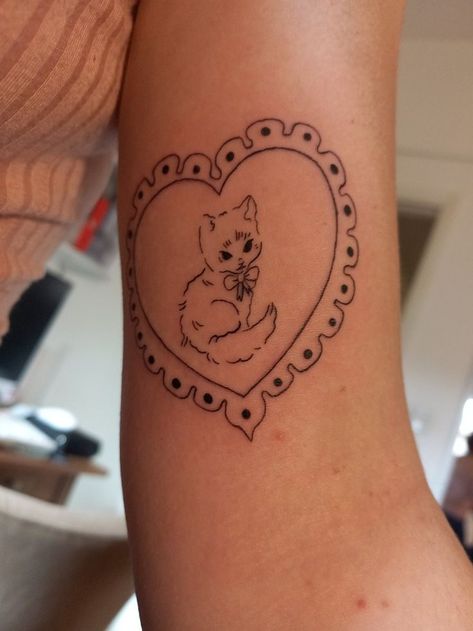 Cat In Heart Tattoo, Cute Coquette Tattoos, Coquette Back Tattoo, Vintage Kitsch Tattoo, Small Coquette Tattoos, Croquette Aesthetic Tattoo, Tattoo Ideas Coquette, Couqutte Tattoo, Morute Tattoos