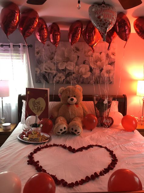 Surprise Anniversary Ideas, Valentine's Day Hotel, Romantic Hotel Rooms, Boyfriends Birthday Ideas, Romantic Room Surprise, Romantic Dinner Decoration, Romantic Valentines Day Ideas, Romantic Room Decoration, Wedding Room Decorations