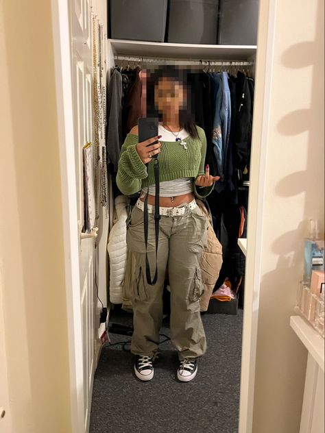 black girl outfit ideas winter hoodie y2k 2000s Cargos And Converse Outfit, Cargo Pants Outfit With Converse, Converse Outfit Streetwear, Y2k Converse Outfit, Green Outfit Streetwear, Winter Outfits Cargo Pants, Sweater With Cargo Pants, Chunky Converse Outfit, Grey Crop Top Outfit