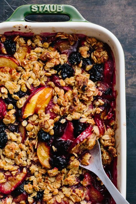 Plum Crisp, How To Make Crisps, Fruit Crisp Recipe, Berry Crisp, Plum Recipes, Fruit Crumble, Peach Crisp, Fruit Crisp, Crumble Recipe