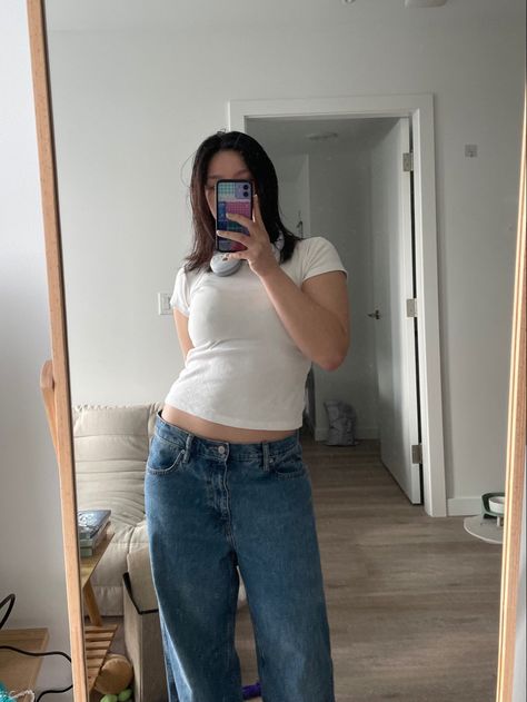 baby tee, baggy jeans, low waisted jeans, minimal ootd, simple style, casual outfits, work outfits, school outfits, 2000s inspired, loose jeans School Outfits 2000s, Minimal Ootd, Casual Outfits Work, Baby Tee Outfit, Ootd Simple, Baggy Jeans Outfit, 2023 Outfits, Outfits 2000s, Low Waisted Jeans