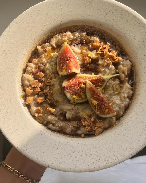 oatmeal with brown butter, granola, figs and lemon zest 🍁 | Instagram Figs Breakfast, Healthy Food Motivation, Healthy Sweets Recipes, Food Is Fuel, October 10, Brown Butter, Lemon Zest, Food Cravings, I Love Food