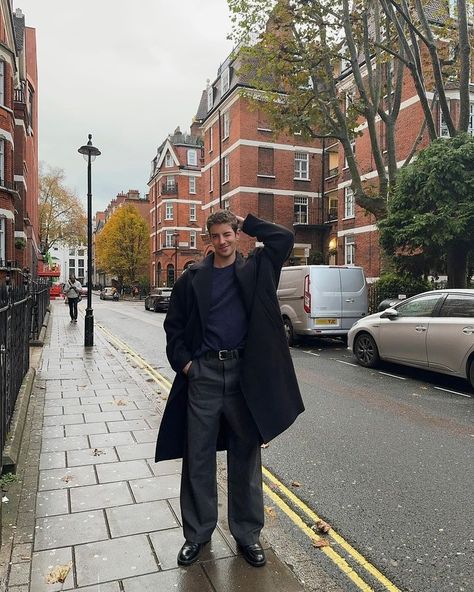 Manu Rios (@manurios) • fotos e vídeos do Instagram London Winter Outfits, Child Aesthetic, Streetwear Poses, Cold Outfit, Classy Coat, Throwing Fits, Tender Moments, Minimalist Fashion Men, Winter Travel Outfit