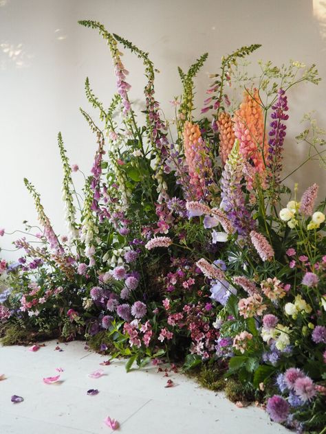 Fairy Flower Garden, Whimsical Wedding Flowers, Purple Flower Arrangements, Flower Cloud, Wildflower Wedding Theme, Floral Installations, Fleurs Diy, Terry Pratchett, Wedding 2025