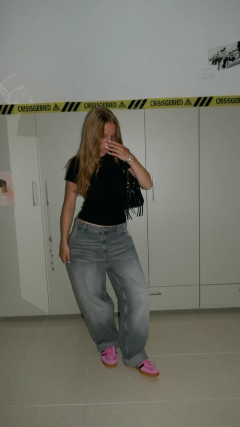 Baggy Jeans Fitted Top Outfit, Crop Top Big Pants, Baggy Bottoms Small Top, Skater Pants Outfit, Little Top Big Pants Outfits, Outfit Inspo Skater, Small Shirt Big Pants Outfit, Skater Jeans Outfit, Big Jeans Outfit