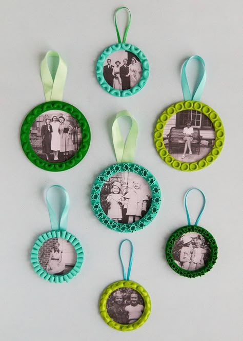 Diy Photo Ornaments, Pasta Crafts, Frame Ornaments, Picture Ornaments, Handmade Charlotte, Gift Toppers, Ornament Frame, Kids Ornaments, Photo Ornaments