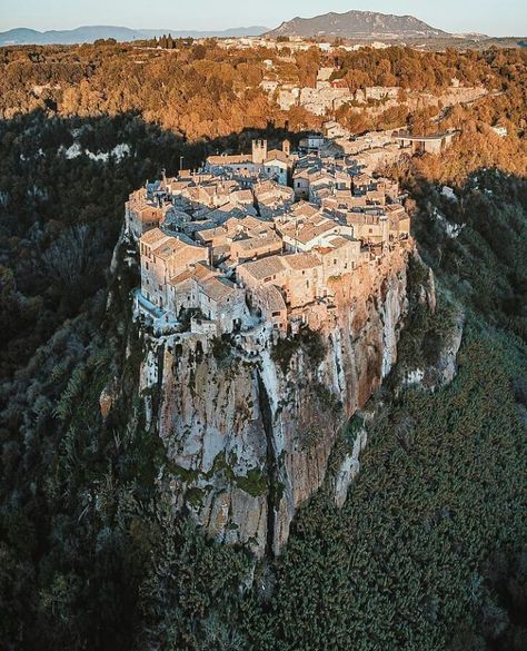 Castles of the World on Instagram: “Tag #castellidelmondo 🌺🍀☀📷@rockntravels Location 🏰#calcata #italy Pic chosen by Admin @salvatorevatrano 😎 #medievaltown #chateaux #burgen…” Italian Castle, Heavenly Places, Royal Crowns, Unusual Homes, Southern Europe, Medieval Town, Historical Architecture, Weird And Wonderful, Open Air