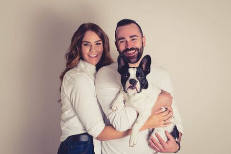 Bourbon Photoshoot, Dexter Photoshoot, Family Photo With Puppy, Family With Dog Photography, Studio Family Portraits With Dog, Family Photo With Dog, Pet Family Portrait, Couple With Dogs Photoshoot Studio, Family With Pets Photography