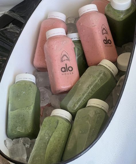 A white container filled with ice and pink and green bottles smoothies. Influencer Event, Delicious Smoothie Recipes, Wellness Club, Smoothie Bar, Healthy Lunch Ideas, Malibu Barbie, Dairy Products, Pilates Studio, Healthy Girl